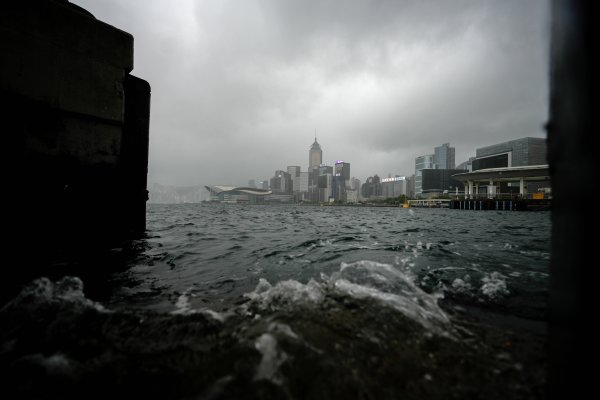 实盘配资查询 台风“韦帕”逼近 香港发出“十号风球”
